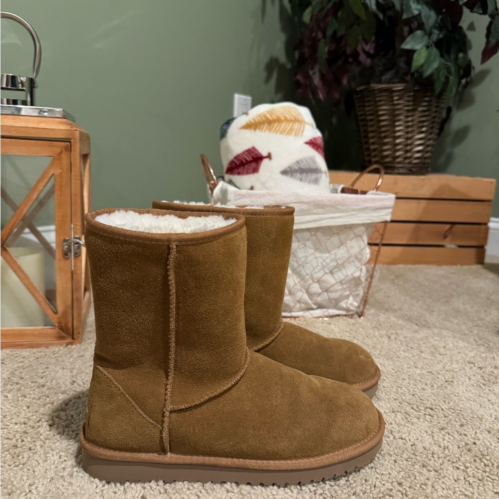 Uggs  Koolaburra short boot size 7, tan. NEW!